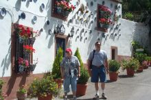 Like everyone else, Barb and Jim(?) admired the plate house in the Sacramonte.