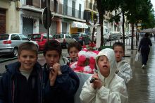 Some jóvenes with a paso they constructed.