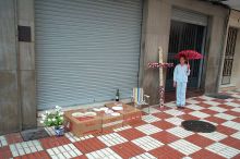 Una joven with her cruz.