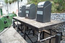 How you get the trash out.  Lift up and pull out the dumpster.