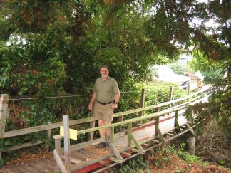 Pavo arriving over the bridge.